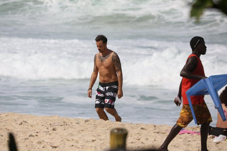 Paulinho Vilhena curte dia de praia ao lado da namorada