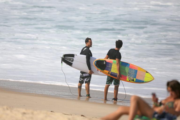 Paulinho Vilhena curte dia de praia ao lado da namorada