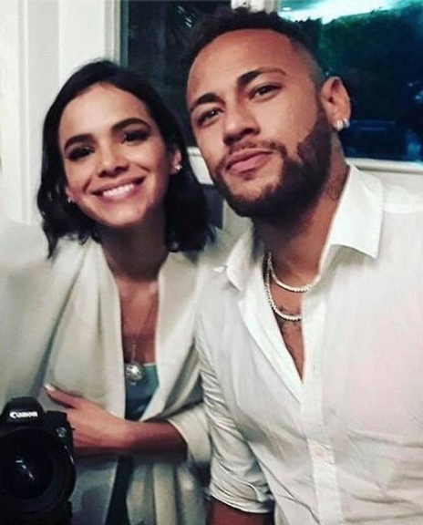 Bruna Marquezine é madrinha de casamento da melhor amiga 