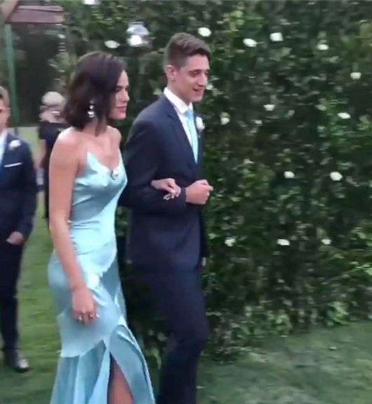 Bruna Marquezine é madrinha de casamento da melhor amiga 