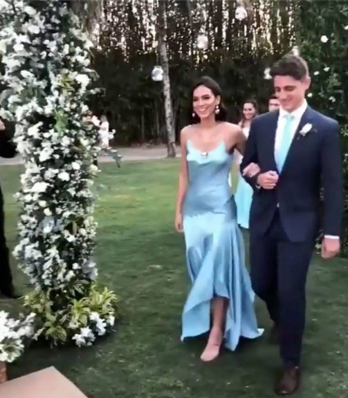 Bruna Marquezine é madrinha de casamento da melhor amiga 