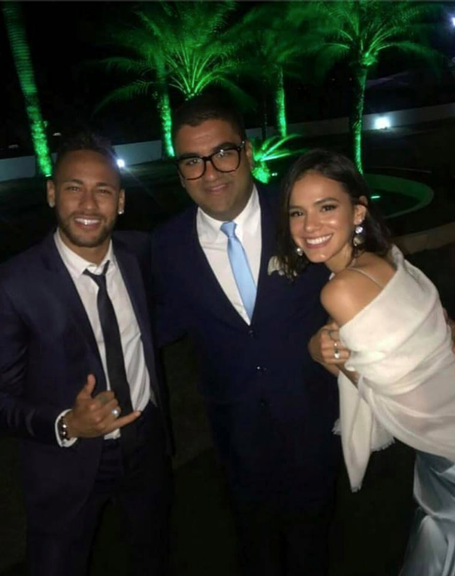 Bruna Marquezine é madrinha de casamento da melhor amiga 