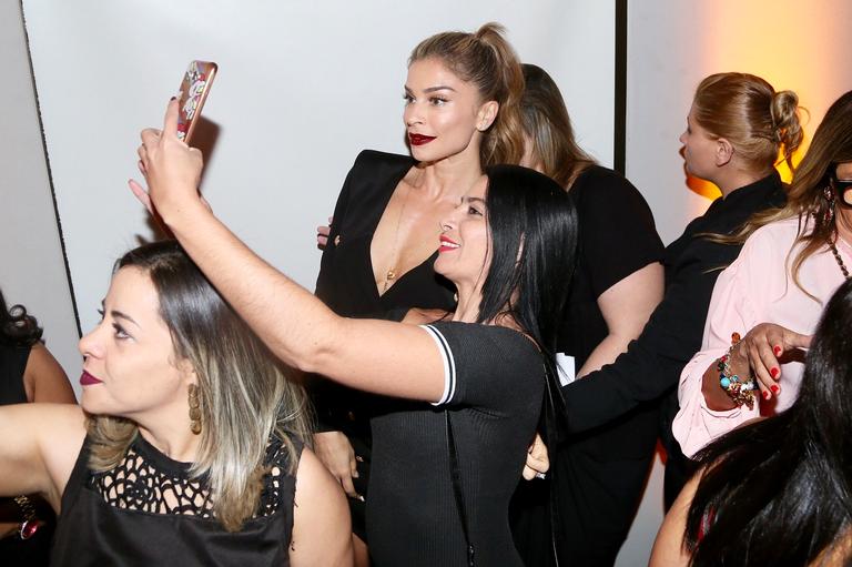 Marina Ruy Barbosa e Grazi Massafera roubam a cena em evento