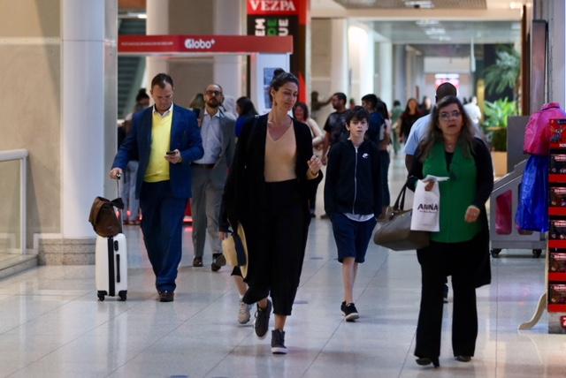 Maria Fernanda Cândido faz rara aparição ao lado dos filhos