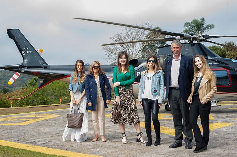 As influenciadoras e Stephen Twining ao chegarem no evento com Icon Aviation