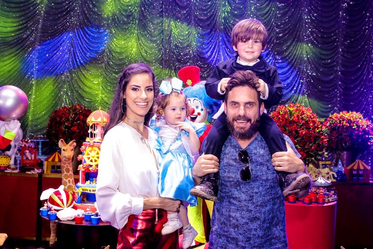 Sertanejo Hudson comemora o aniversário dos filhos no circo!