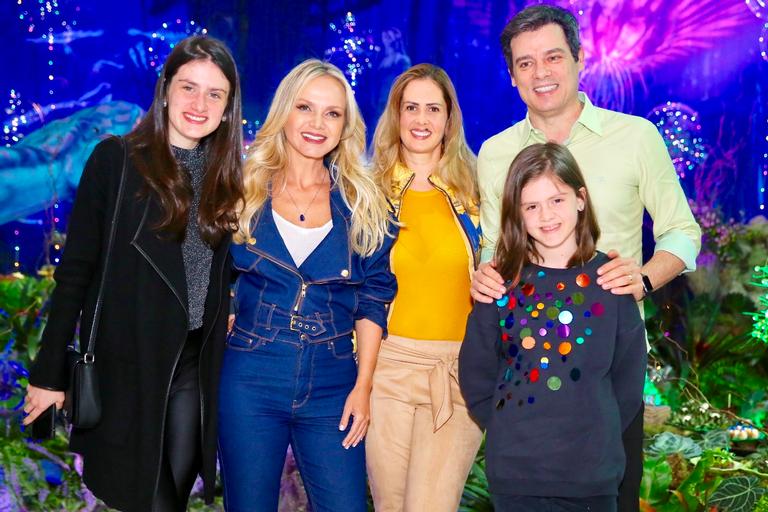 Eliana posa com a família de Celso Portiolli