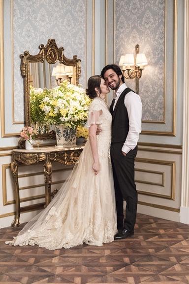 Ernesto (Rodrigo Simas) e Ema (Agatha Moreira) no altar