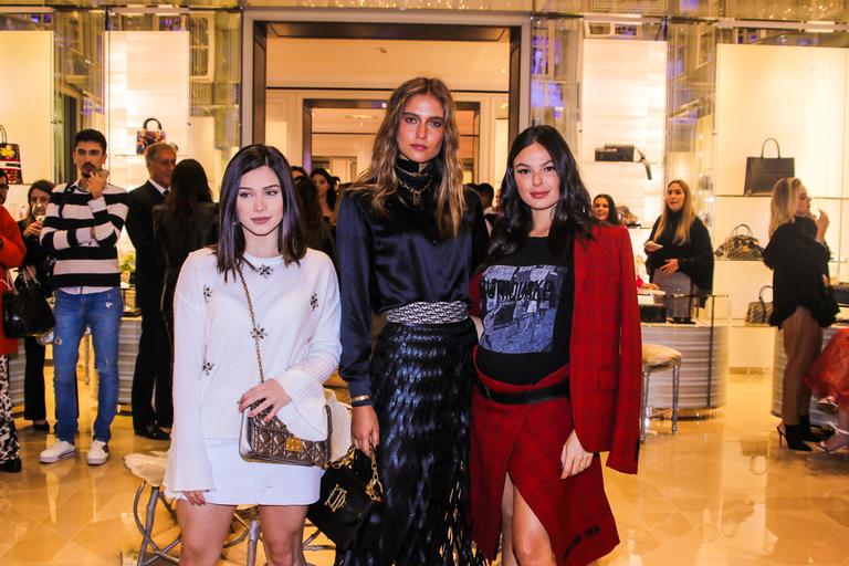 Isis Valverde chama a atenção em evento com look estiloso