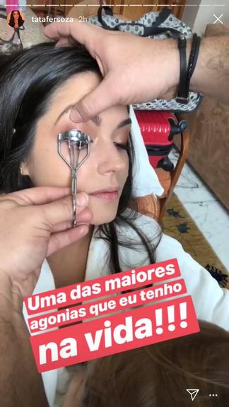 Thais Fersoza se arruma com Melinda no colo