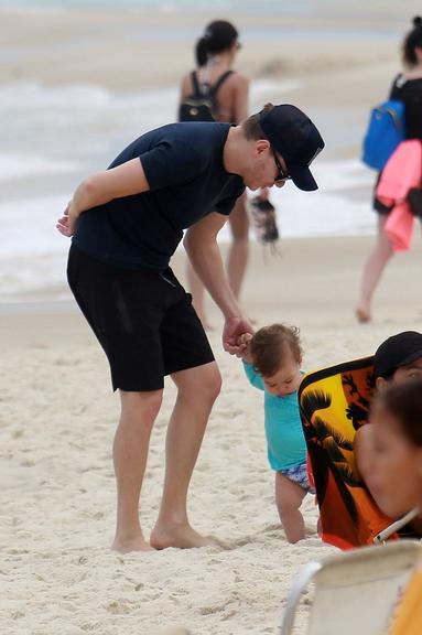 No Rio, Michel Teló é flagrado em momento íntimo com Thais Fersoza e filhos