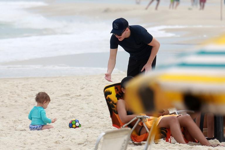 No Rio, Michel Teló é flagrado em momento íntimo com Thais Fersoza e filhos