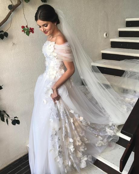 Camila Queiroz aparece deslumbrante no dia de seu casamento 