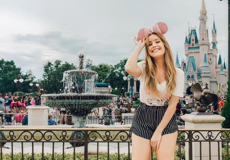 Carla Diaz curte férias na Disney