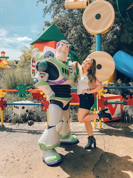 Carla Diaz curte férias na Disney