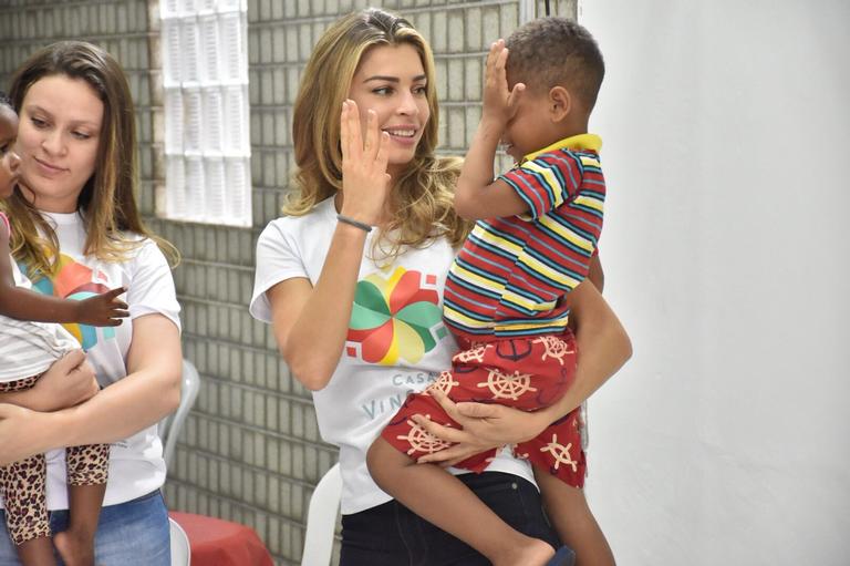 Grazi Massafera durante ação social