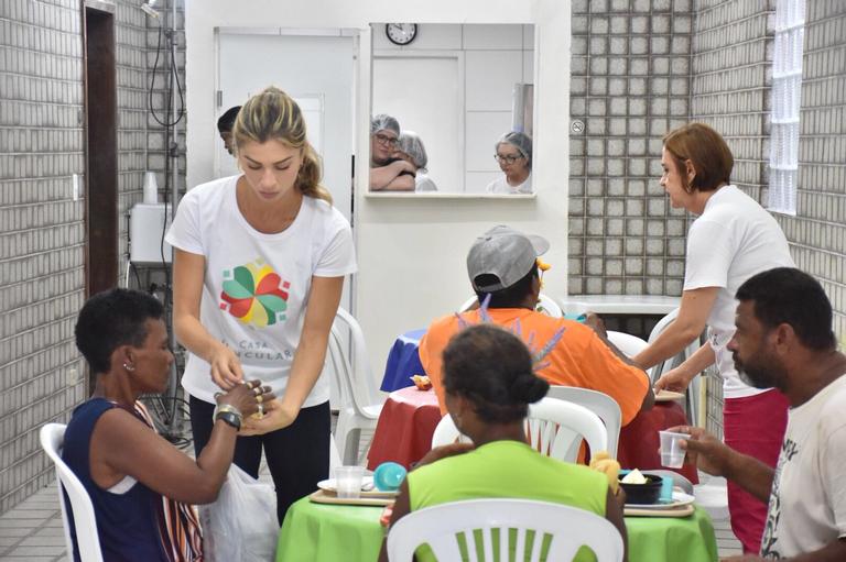 Grazi Massafera durante ação social