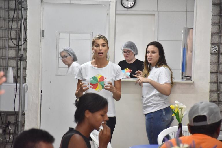 Grazi Massafera durante ação social