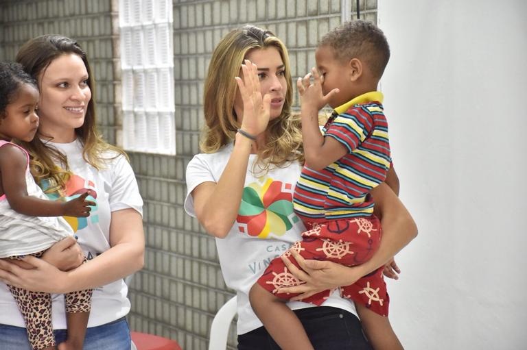 Grazi Massafera durante ação social