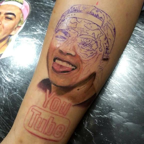 Fã faz tatuagem realista com rosto de Whindersson Nunes