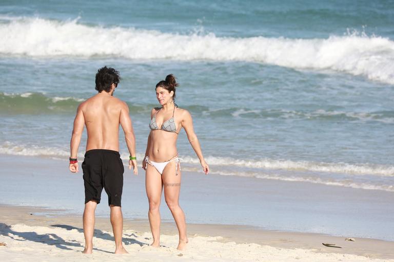 Priscila Fantin curte dia de praia com o namorado