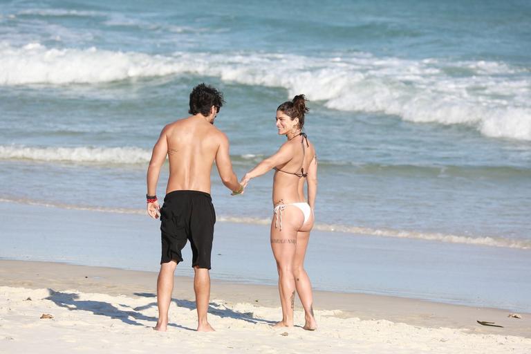 Priscila Fantin curte dia de praia com o namorado