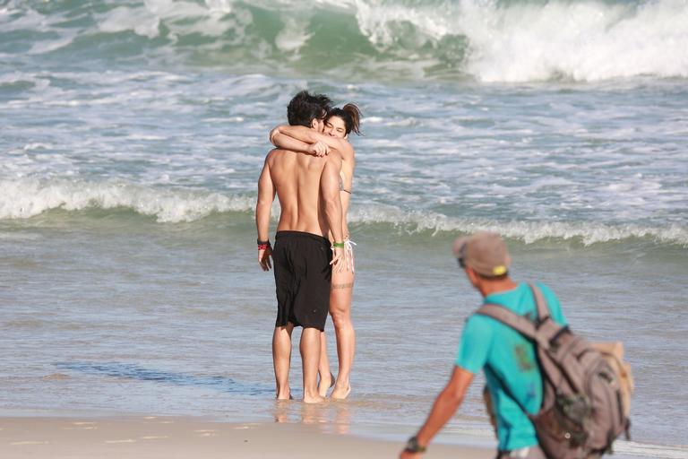 Priscila Fantin curte dia de praia com o namorado