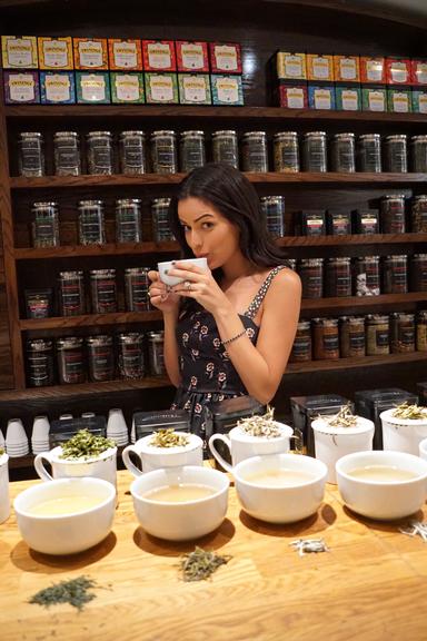 A convite da Twinings, Mariah Bernardes se encantou por Londres e a loja da marca