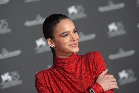 Bruna Marquezine arrasa com vestido vermelho e fenda ousada