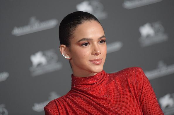 Bruna Marquezine arrasa com vestido vermelho e fenda ousada