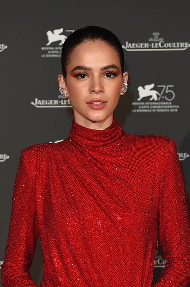 Bruna Marquezine arrasa com vestido vermelho e fenda ousada