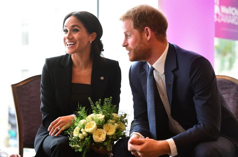 Meghan Markle e príncípe Harry em ação do bem