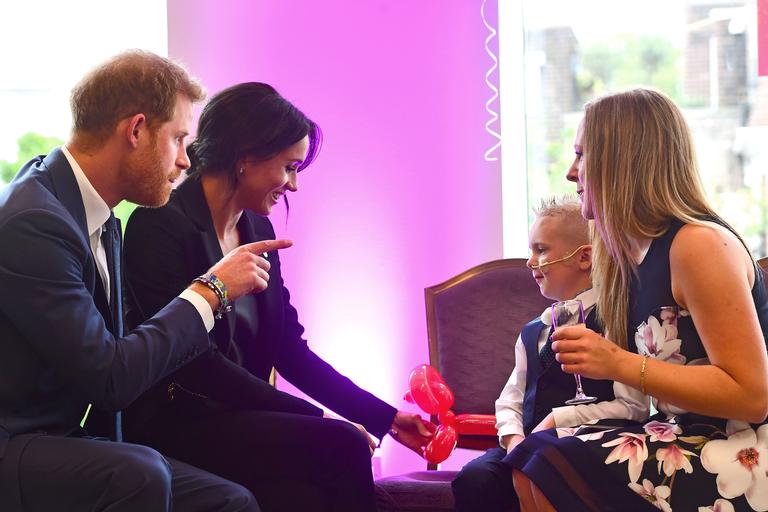 Meghan Markle e príncípe Harry em ação do bem