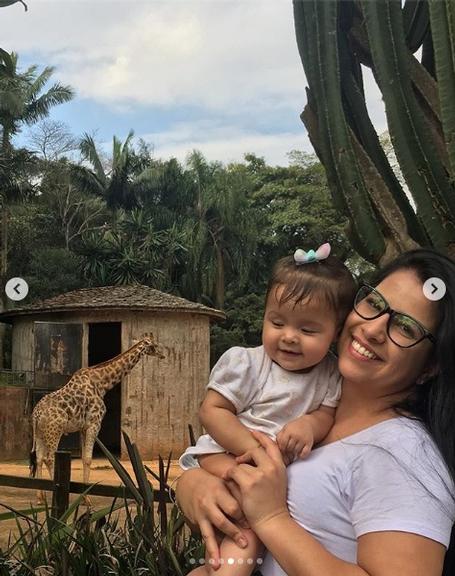 Neném durante passeio ao zoológico