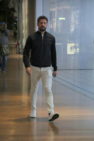 Sempre discreto, Cauã Reymond é flagrado brincando com a filha em shopping