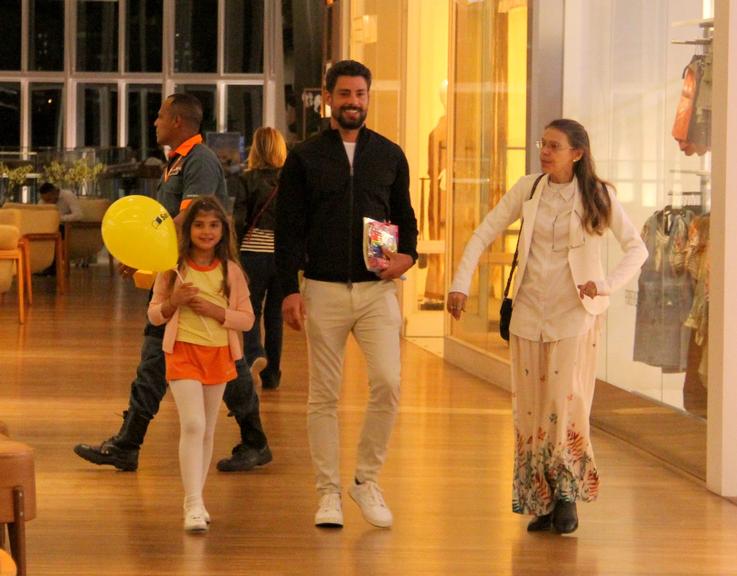 Sempre discreto, Cauã Reymond é flagrado brincando com a filha em shopping