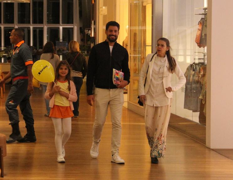 Sempre discreto, Cauã Reymond é flagrado brincando com a filha em shopping