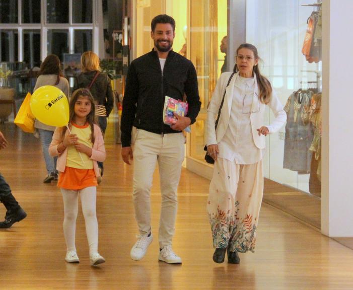 Sempre discreto, Cauã Reymond é flagrado brincando com a filha em shopping