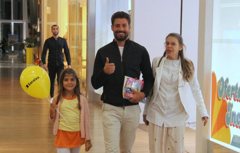 Sempre discreto, Cauã Reymond é flagrado brincando com a filha em shopping