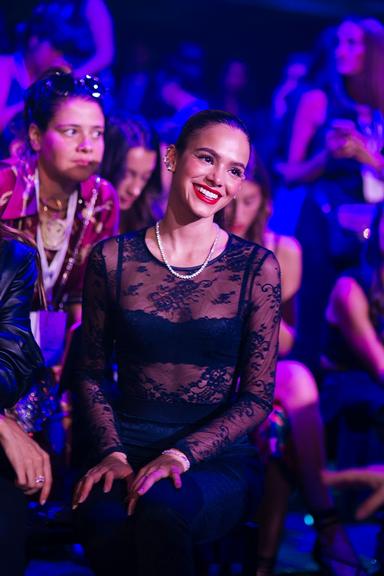 Bruna Marquezine e Camila Queiroz dão show de estilo na Itália