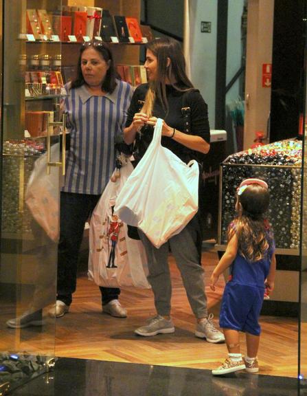 Maria Flor passeia com a mãe, Deborah Secco, no Rio de Janeiro