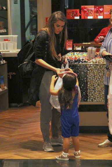 Maria Flor passeia com a mãe, Deborah Secco, no Rio de Janeiro