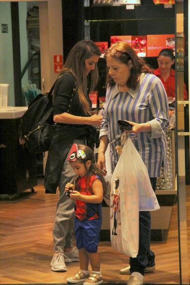 Maria Flor passeia com a mãe, Deborah Secco, no Rio de Janeiro