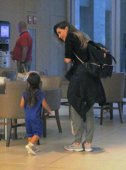 Maria Flor passeia com a mãe, Deborah Secco, no Rio de Janeiro