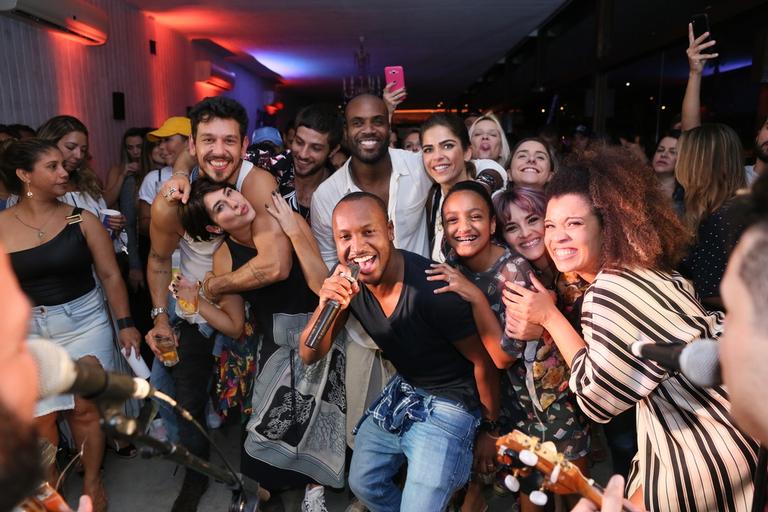 Rafael Zulu celebra os 36 anos com festa no Rio