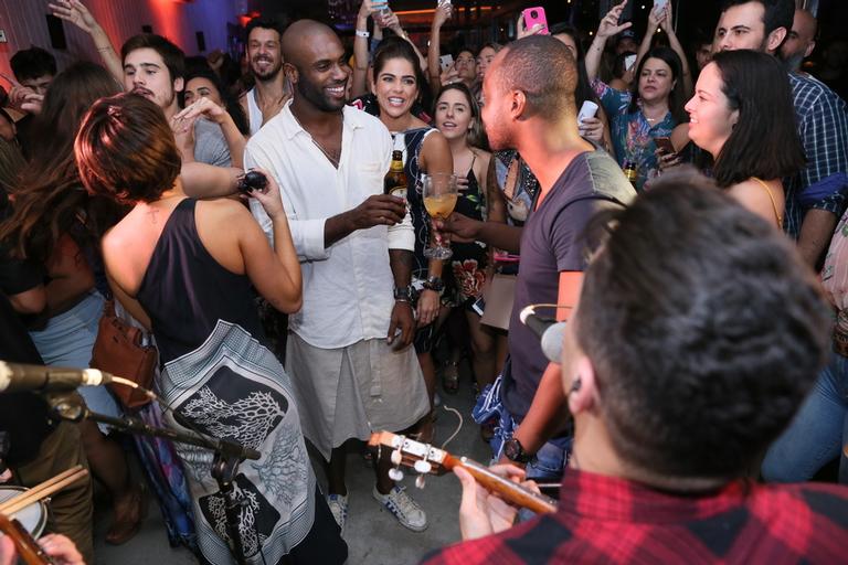 Rafael Zulu celebra os 36 anos com festa no Rio