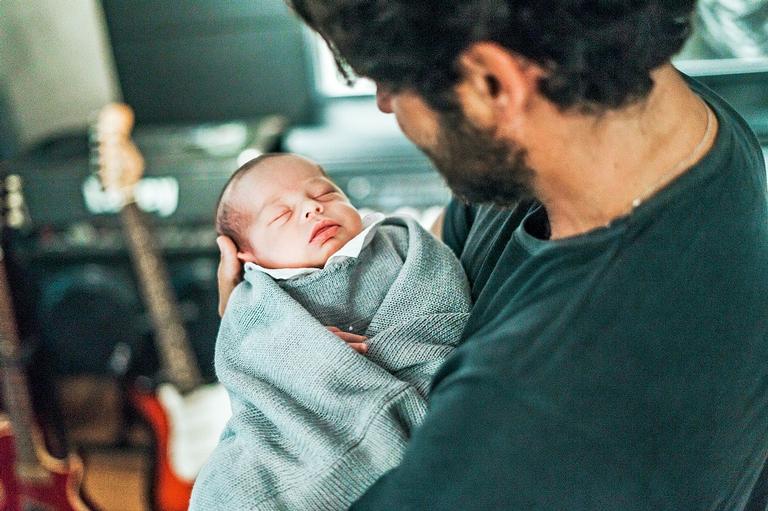 Dudu Azevedo e Nanda Mader apresentam o filho, Joaquim