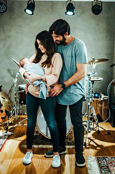 Dudu Azevedo e Nanda Mader apresentam o filho, Joaquim