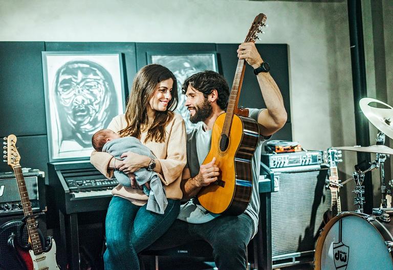 Dudu Azevedo e Nanda Mader apresentam o filho, Joaquim