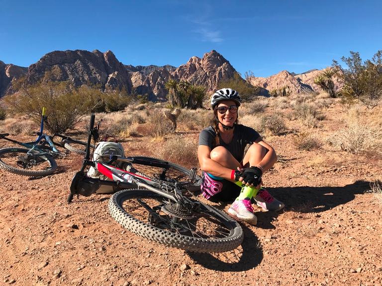 Juliana Rios mostra aventura de bike no deserto de Mojave